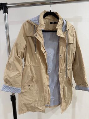 Lightweight Beige Hooded Anorak with Striped Lining